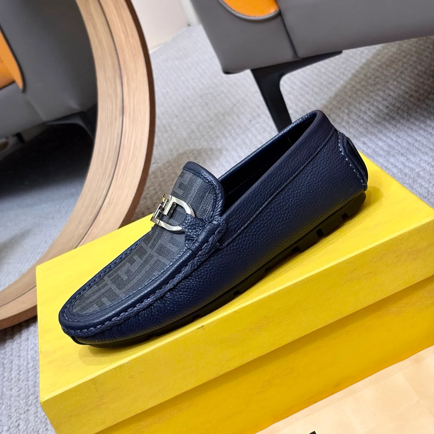 Men's shoes 💰420 [FENDI Fendi] 2⃣️0⃣️2⃣️5️⃣New Milan men's fashion lazy catwalk style ✅ fashionable casual beanie shoes, imported calfskin fabric, super smooth texture, sweat-absorbent and breathable, (sheepskin lining). Metal LOGO on the shoe body, Medusa avatar, irregular avatar, high-end craftsmanship logo✅ French Loft set foot design style 👟Low-key and elegant, great on-foot effect... Men's shoe size: 38-46 (4-12)